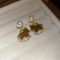 Elegantes pendientes de caballito de madera retro con perlas blancas y terciopelo - Caballo Mecedora de Perla y Circonia Flocado (58#)
