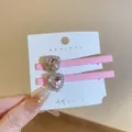 Nahaufnahme von rosa Herz-Strass-Haarspangen mit Y2K-Ästhetik auf Displaykarte. - Rosa Einzelherz Strass Haarklammern 2er-Set (33#) / Rosa