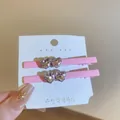 Detailansicht von zwei rosa Haarspangen mit Herz-Strasssteinen auf einer Displaykarte. - Rosa Kleine Doppelherz Strass Haarklammern 2er-Set (34#) / Rosa