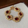 Pulsera vintage estilo corte dorado con gemas rojas ovaladas y flores blancas - Pulsera Estilo Palacio Vintage (76#) / Dorado/Rojo