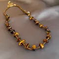 Detailaufnahme unregelmäßiger Tigerauge-Steine an einer braunen Perlenhalskette - 10# Halskette-Tigerauge-Braun