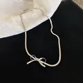 Elegante silberne Schleifen-Halskette mit Schlangenkette auf schwarz-weißem Hintergrund. - 39# Halskette-Silberschleife