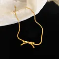 Elegante goldene Halskette mit Schleifenanhänger, Schlangenkette und verstellbarem Verschluss - 38# Halskette-Goldschleife