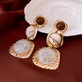 Pendientes colgantes estilo palacio vintage con metal martillado dorado y resina - Pendientes de Gota (81#) / Aguja de plata / Oro/Marrón/Blanco