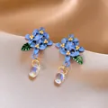 Vista dettagliata di orecchini a fiore blu stile foresta con perle a goccia iridescenti - Stile 37 Perno in Argento