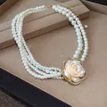 Elegante mehrreihige Perlenkette mit einem glitzernden Blumenanhänger im Vintage-Stil. - 40# Halskette Dreilagige Zirkonia Blume