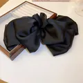 Grande pince à cheveux élégante en satin noir plissé pour coiffure chic - 弹簧夹(22#)