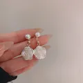 Eleganti orecchini pendenti con perle bianche e rose con accenti dorati per donna - Rosa Bianco