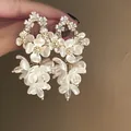 Elegantes pendientes de borla con flores blancas y pedrería para un dulce look vacacional - Dorado Blanco Flor (18#)