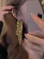 Detailweergave van lange gouden lovertjes kwastjes oorbellen met fonkelende diamanten - U-Vormige Kwastjesoorbellen (3#)