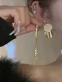 Detailopname van elegante gouden lange kwastoorbellen met sprankelende kristallen studdetails - Dual Wear Kwastjesoorbellen (8#)