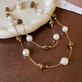 Collier double rang avec pierres œil de tigre et perles lustrées sur une chaîne dorée - 16# Collier Perle 10mm (ai-HN7460) / Perle Artificielle 10mm / Or avec Café