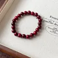 Detaillierte Nahaufnahme eines dunkelroten Holzperlenarmbands auf einem beigen Stofftablett - Matte Rote Perlen Stil (76) / 8mm (Exquisite Geschenkbox) / Rot