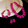 Detailansicht von magentafarbenem Kristall-Schmuckset mit Kette, Armband und Ohrringen - Halskette + Armband + Ohrringe 3-teiliges Set / Rosa