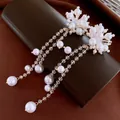 Elegantes pendientes de borla con flores de perlas y aguja de plata sobre fondo de cuero - Blanco Perla Artificial (26#)