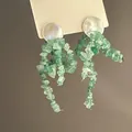 Detalle de pendientes con borlas de piedras verdes y pernos de concha - Verde Redondo (27#)