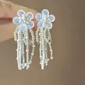Vista detallada de dulces pendientes de borla con flores de cuentas azules y plata - Blanco Azul Flor (14#)