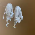 Pendientes de borla de cuentas blancas con dijes de luna creciente iridiscentes - Blanco Luna (33#)