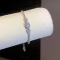 Elegante bracciale in argento stile francese con uno scintillante zircone centrale ovale - Argento-Trasparente