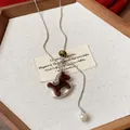 Detailansicht des braunen beflockten Schaukelpferd-Anhängers mit eleganter Perle - Silber-Kaffee