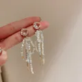 Primo piano di eleganti orecchini con fiori in zircone e nappine di cristallo puro. - 17# Silver Post - Blue Rhinestone Tassel Style / Oro