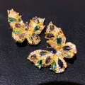 Primo piano dettagliato di orecchini vintage a farfalla con gemme colorate intarsiate. - Stile Orecchino Farfalla (4#)