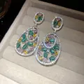 Dettaglio di orecchini a goccia in argento con pietre di zircone multicolore vivaci - Stile Goccia Gemma Tricolore (6#)