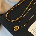 Detailansicht der vergoldeten Perlenhalskette und des Anhängers mit Tigerauge - Halsketten-Set / Gold, Kaffee