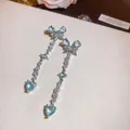 Vista dettagliata di orecchini vintage con pietre blu a forma di cuore e farfalla in argento - Stile Nappine Gemma Blu (18#)