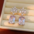 Dettaglio macro di orecchini vintage a fiore con eleganti pietre viola rettangolari - Stile Gemma Quadrata Viola Chiaro (28#)