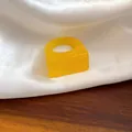 Bague carrée minimaliste en résine jaune vif avec une finition lisse et translucide - Jaune