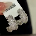 Dettaglio di orecchini a perno vintage in argento con cristalli bianchi scintillanti - Stile Fiore Pieno di Diamanti a C (30#)
