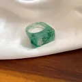 Bague carrée élégante en résine marbrée verte avec des textures tourbillonnantes d'émeraude - Vert