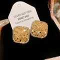 Primo piano di orecchini vintage con cristalli champagne su velluto nero - Stile Gemma Quadrata Champagne (35#)