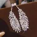 Vista dettagliata di squisiti orecchini pendenti vintage a foglia con zirconi scintillanti - Stile Foglia Divisa Argento (39#)