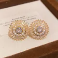 Dettaglio orecchini a lobo vintage in oro a forma di fiore con diamante e perle - Stile Radianza Solare (45#)