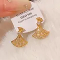 Dettaglio di orecchini a ventaglio placcati oro con strass e perni in argento S925. - Forma a Ventaglio (49#)