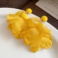 Dettaglio ravvicinato orecchini a fiore in chiffon giallo con perni in rafia intrecciata - Orecchini pendenti / Giallo