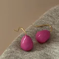 Pendientes minimalistas de guijarros rosas con ganchos dorados en tejido gris - 52# Estilo de Gancho de Oreja de Esmalte Dorado Rosa / Rosa Dorado