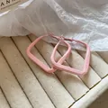 Pendientes de aro cuadrados rosa mate minimalistas sobre un fondo de tela suave - 56# Estilo de Cuadrado Pequeño Rosa / Rosa