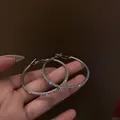 Dettaglio di orecchini a cerchio in argento scintillanti con cristalli in mano. - Perno in Argento Cerchio con Strass Pavé Argento (23#) / Piccolo / Argento