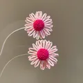Vista macro de pendientes de flores de rafia rosa con centro de cuentas fucsia - Estilo Floral Tejido Rosa (65# Poste de Plata) / Rosa