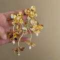 Pendientes elegantes de flores doradas con perlas y borlas, estilo romántico. - Poste de Plata de Ley 925 Estilo de Borla Larga de Flor Dorada (66#) / Dorado