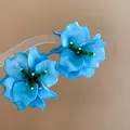 Elegantes pendientes de flor azul con estambres de cuentas verdes y agujas de plata - 103# Pendientes de Botón de Flor Azul / Azul