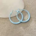 Dettaglio ravvicinato di eleganti orecchini a cerchio in smalto azzurro su sfondo strutturato - Stile Perno in Argento Grande (33#) / 5cm / Celeste