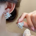 Elegantes pendientes de botón plateados con perlas brillantes y diseño floral delicado - 78# Pendientes de Botón de Flor de Varias Cuentas Plateadas / Plateado
