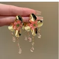 Elegantes pendientes de flores con pétalos dorados y cuentas de cristal rosa colgantes - 111# Pendientes de Botón con Borla de Pétalos Cepillados Dorados / Dorado