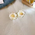 Elegantes pendientes de margarita blanca con lentejuelas doradas y diseño estilo Mori - 86# Pendientes de Botón de Lentejuelas de Margarita Blanca / Blanco