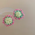 Pendientes de botón con flores de cuentas de colores hechos a mano con diseño floral. - 109# Pendientes de Botón de Flor de Cuentas de Semilla Tejidas Rosa / Rosa