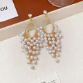 Elegantes pendientes de borla dorados con perlas blancas y pedrería fina. - Estilo de Borla de Perla con Anillo Ovalado (117#) / Dorado